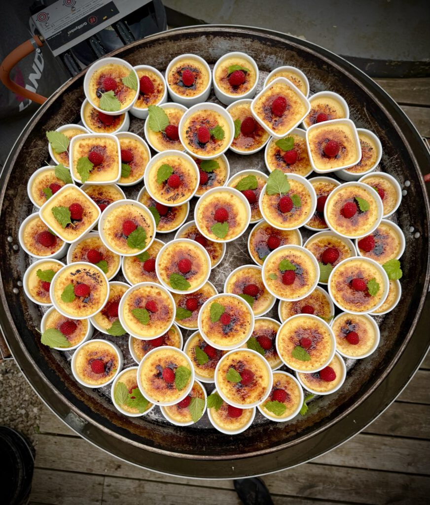 Desserter uppdukade på brickor