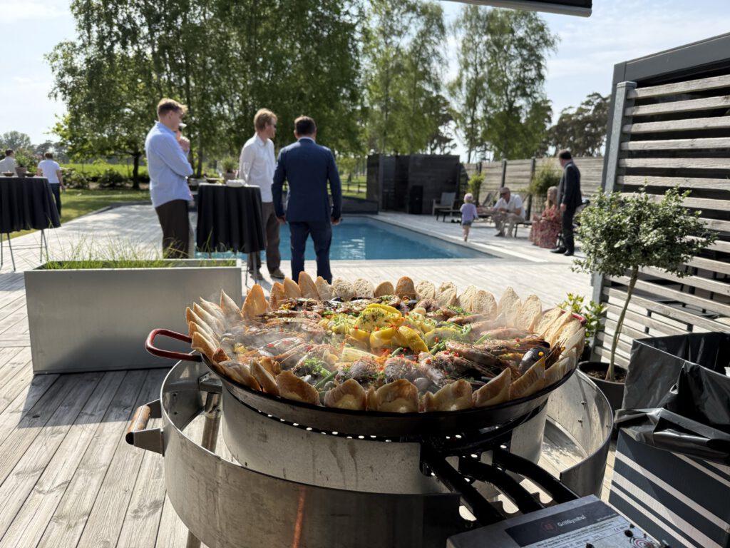 Paella på företagsfest vid poolen