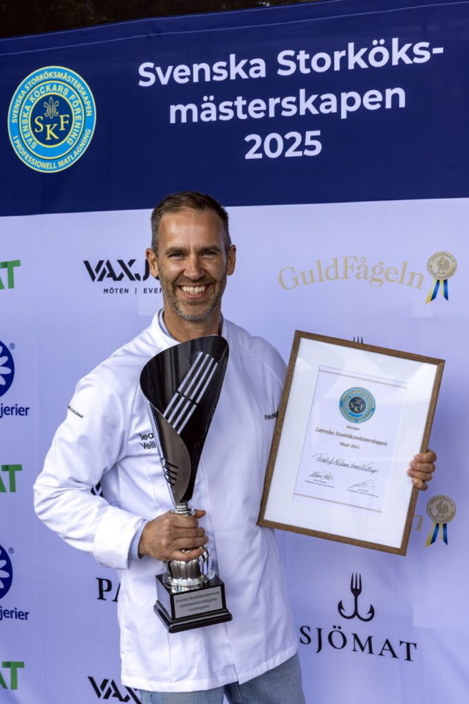Fredrik Nilsson med diplom och pokal från Svenska Storköksmästerskapen 2025