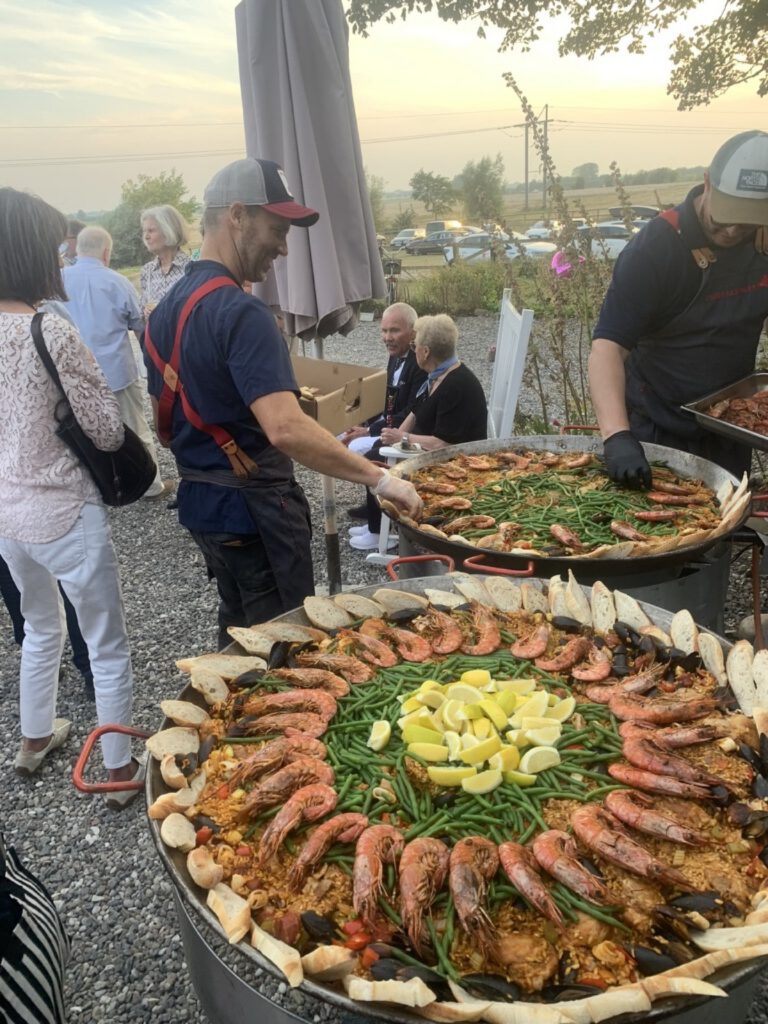 Paellakungen serverar paella i solnedgången