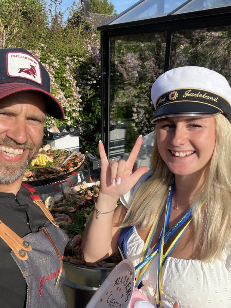 Fredrik tillsammans med en nybakad student på studentfest
